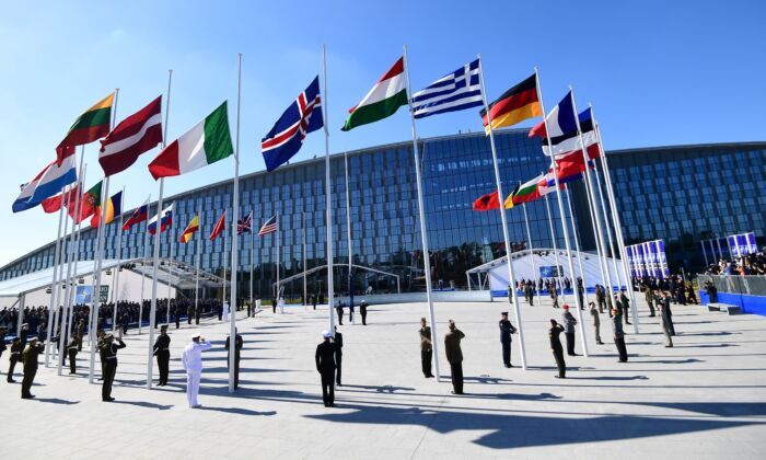 Funcionarios y personal militar en la sede de la OTAN, en Bruselas, el 25 de mayo de 2017. (Emmanuel Dunand/AFP vía Getty Images)
