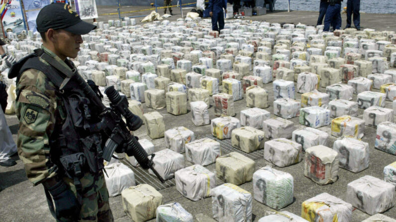 En una fotografía de archivo, un soldado colombiano custodia paquetes de cocaína el 01 de mayo de 2007, en Bahía Málaga, departamento del Valle del Cauca, Colombia. (Carlos Julio Martinez/AFP vía Getty Images)