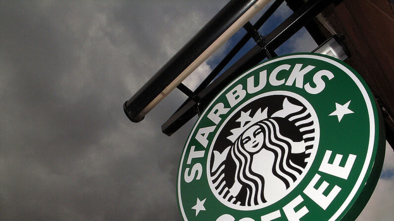 El logotipo de Starbucks cuelga fuera de uno de los cafés de la compañía. (Christopher Furlong/Getty Images)