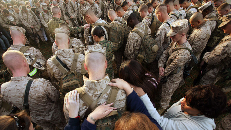  Los Marines del 3er Batallón, 10º Regimiento de Marines, se preparen para ser enviados a Afganistán en apoyo de la Operación Libertad Duradera el 3 de noviembre de 2009 en Camp Lejeune, Carolina del Norte.(Logan Mock-Bunting/Getty Images)