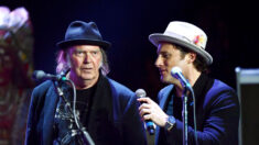 Spotify retira la música de Neil Young tras su ultimátum sobre Joe Rogan