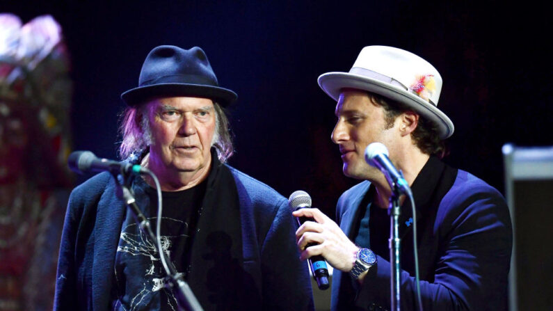 Neil Young y Chris Stills actúan durante el 5º Concierto Anual Light Up The Blues en el Dolby Theatre el 21 de abril de 2018 en Hollywood, California.  (Matt Winkelmeyer/Getty Images)