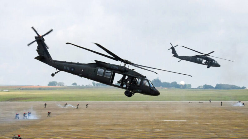 Un par de helicópteros UH-60 Black Hawk participan en el simulacro Han Kuang en la base de la fuerza aérea Ching Chuan Kang (CCK) en Taichung, en el centro de Taiwán, el 7 de junio de 2018. (Sam Yeh/AFP vía Getty Images)