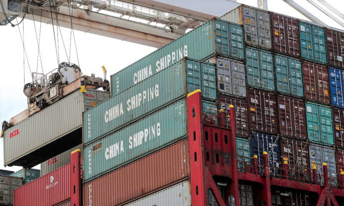 Un contenedor de envío se descarga del buque portacontenedores procedente del Mar de China Oriental, en el Puerto de Oakland, en Oakland, California, el 20 de junio de 2018. (Justin Sullivan/Getty Images)