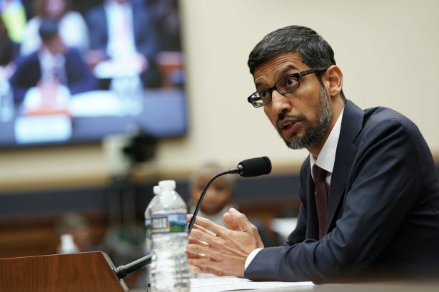 El CEO de Google, Sundar Pichai, testifica ante el Comité Judicial de la Cámara de Representantes en el edificio Rayburn House Office en Washington el 11 de diciembre de 2018. El comité celebró una audiencia sobre "Transparencia y responsabilidad: Examinando a Google y sus prácticas de recolección, uso y filtrado de datos". (Alex Wong/Getty Images)