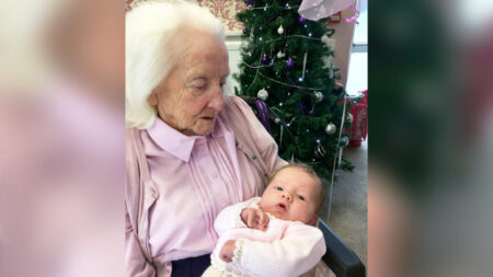 Tatarabuela de 100 años, conoce a la primera niña nacida en la familia en 75 años