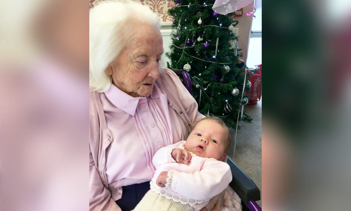 Tatarabuela de 100 años, conoce a la primera niña nacida en la familia en 75 años