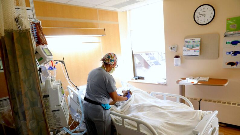 Una enfermera atiende a un paciente con un respirador en el Hospital Beaumont en Dearborn, Michigan, el 17 de diciembre de 2021. (JEFF KOWALSKY/AFP vía Getty Images)