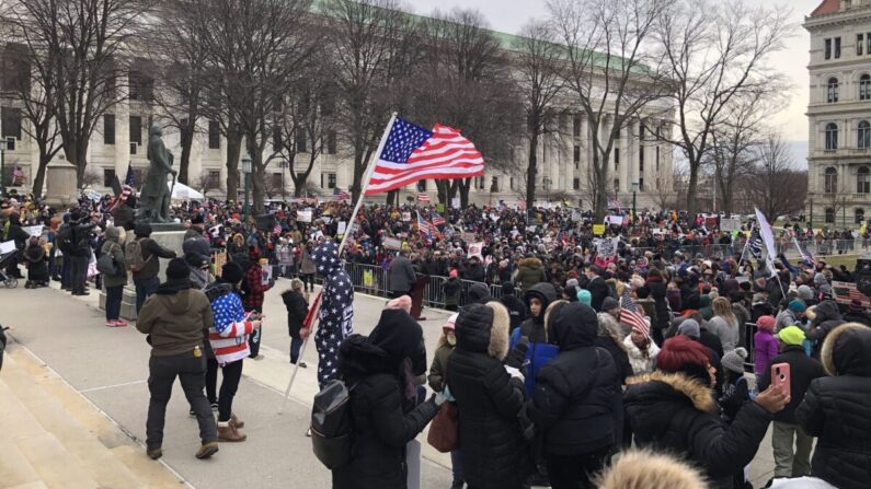 Los manifestantes se reunieron fuera del Capitolio del Estado de Nueva York para protestar contra las políticas propuestas relacionadas con las órdenes de la vacuna contra el COVID-19 en Albany, Nueva York, el 5 de enero de 2022. (Bill Pan/The Epoch Times) 