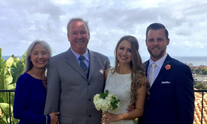(I-D) Linda y Stephen Judge con la hija de Stephen, Caitlin, y su marido, Jeff, en su boda de 2016. (Cortesía de Caitlin Judge Treister)