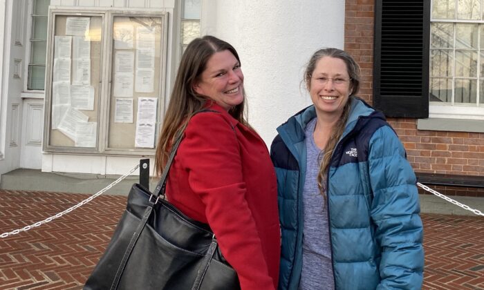 La abogada demandante Elizabeth Lancaster (I) y la madre de la víctima, Jessica Smith, frente al Tribunal de Distrito del Condado de Loudoun en Leesburg, Virginia, el 12 de enero de 2022. (Terri Wu/The Epoch Times)
