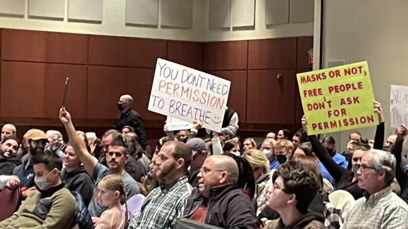 Asistentes a la reunión del consejo escolar del condado de Loudoun en Ashburn, Virginia, el 25 de enero de 2022. (Terri Wu/The Epoch Times)