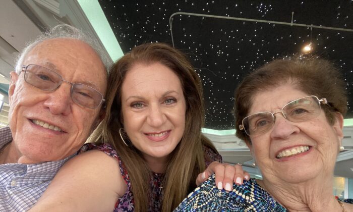 Patti Hidalgo Menders (centro) con su padre Alberto y su madre Matilde en abril de 2021. (Cortesía de Patti Menders)