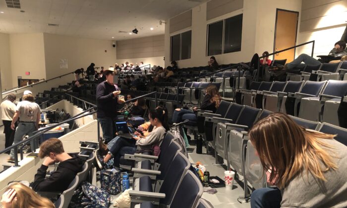Estudiantes sin mascarillas son retenidos en el auditorio de la escuela secundaria Woodgrove en Purcellville, Virginia, el 24 de enero de 2022. (Cortesía de Erin Dunbar)