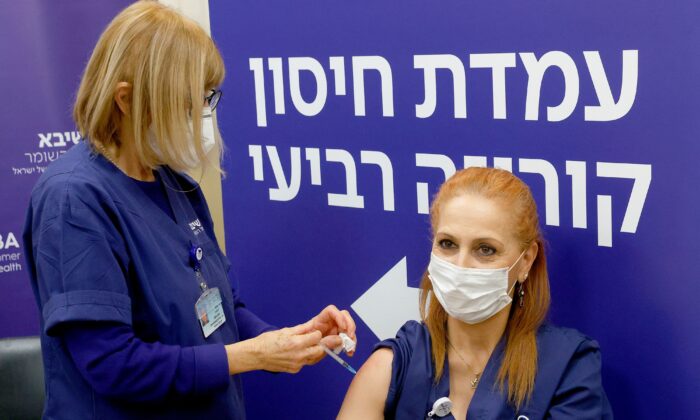 Una enfermera israelí recibe una cuarta dosis de la vacuna anti-COVID de Pfizer-BioNTech en el Centro Médico Sheba, en Ramat Gan, cerca de Tel Aviv, el 27 de diciembre de 2021. (Jack Guez/AFP a través de Getty Images)
