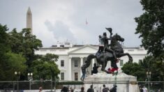 Activista de Antifa que intentó derribar una estatua cerca de la Casa Blanca evita la cárcel