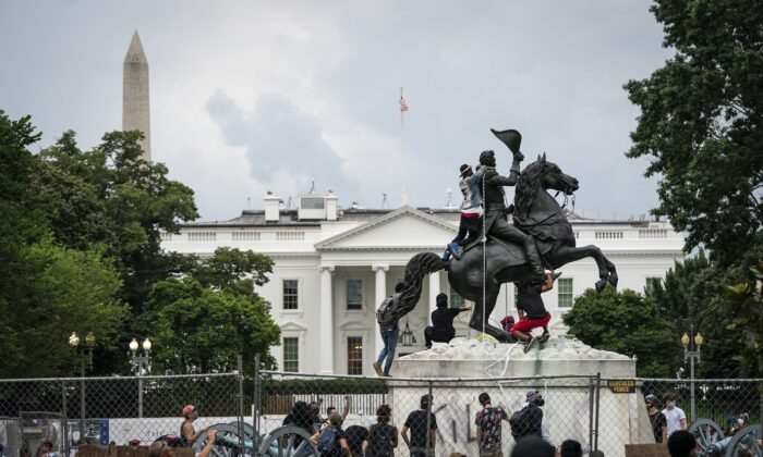 Varios manifestantes intentan derribar la estatua de Andrew Jackson en la plaza Lafayette, cerca de la Casa Blanca, el 22 de junio de 2020. (Drew Angerer/Getty Images)