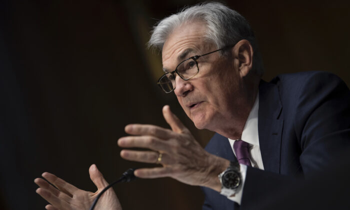 El presidente de la Junta de la Reserva Federal, Jerome Powell, habla durante su audiencia de renombramiento del Comité de Banca, Vivienda y Asuntos Urbanos del Senado en el Capitolio, Washington, D.C. el 11 de enero de 2022. (Brendan Smialowski-Pool/Getty Images)