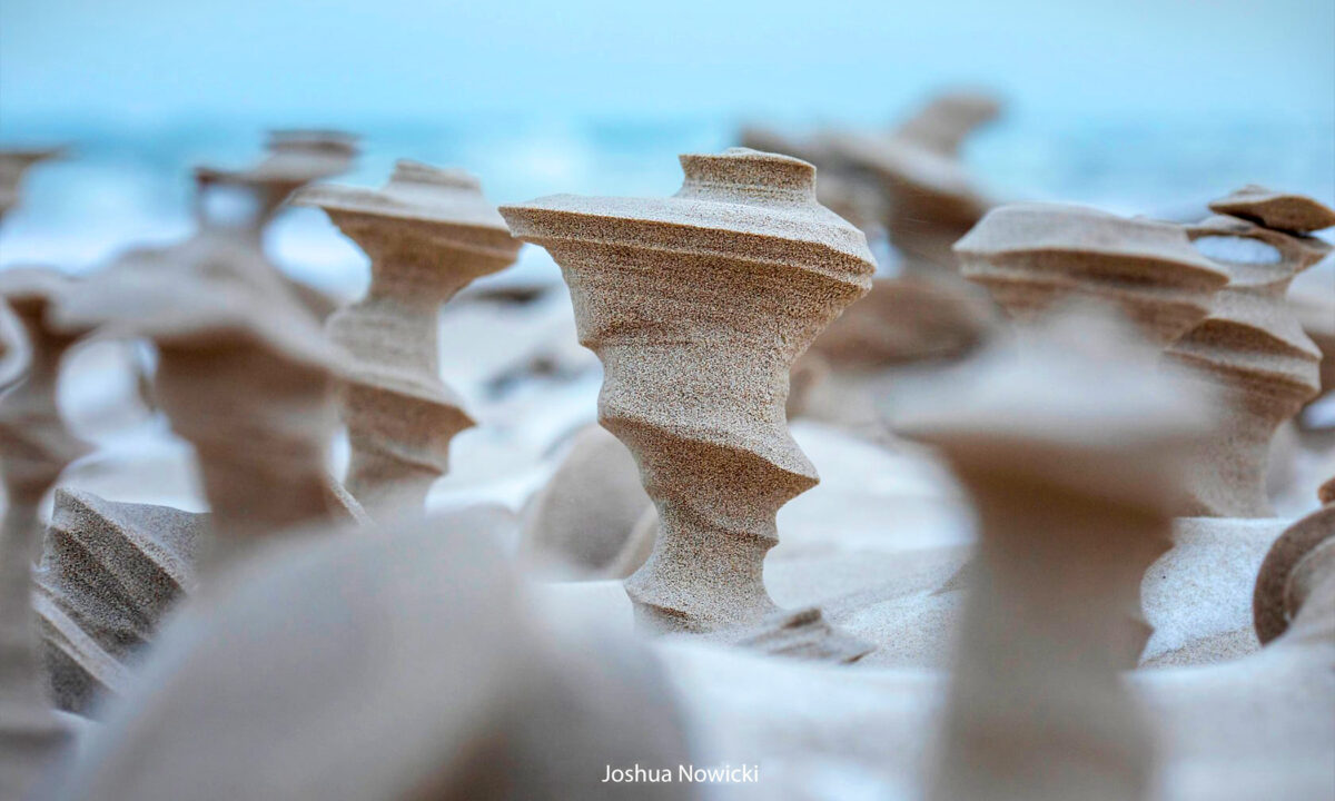 Fotógrafo capta asombrosos pilares de arena esculpidos por el viento a orillas del lago Michigan