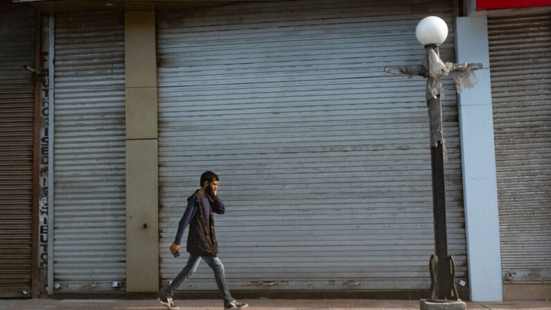 La gente viaja a la ciudad de Srinagar, en Cachemira, India, el 17 de septiembre de 2018. (John Fredricks / The Epoch Times)