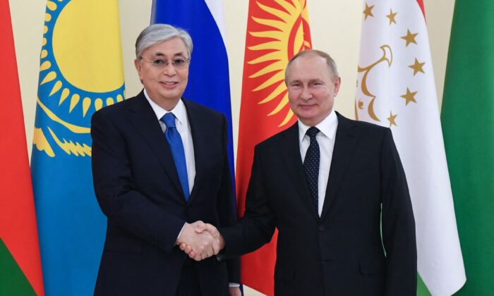 El presidente kazajo Kassym-Jomart Tokayev saluda al presidente ruso Vladimir Putin antes de la cumbre anual informal de la Comunidad de Estados Independientes (CEI) en la residencia presidencial del Palacio Konstantin en Strelna, en las afueras de San Petersburgo, Rusia, el 28 de diciembre de 2021. (Yevgeny BiyatovI/AFP vía Getty Images)