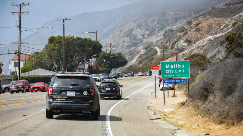 Los miembros del Equipo de Alcance para Personas sin Hogar del Departamento (HOST) del Sheriff de Los Ángeles y la Autoridad de Servicios de Los Ángeles viajan para conectarse con la población sin hogar en Malibu, California, el 23 de septiembre de 2021. (John Fredricks/The Epoch Times)