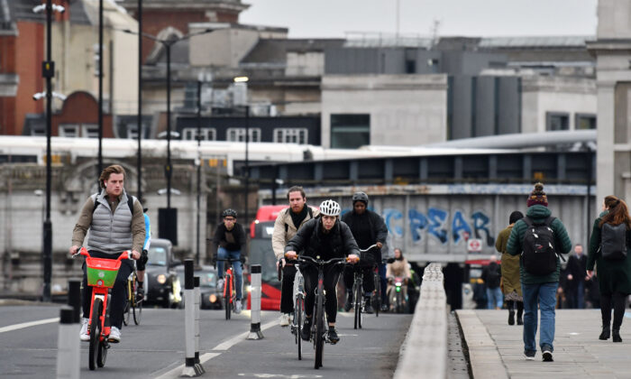 Los viajeros andan en bicicleta en el centro de Londres, el 27 de enero de 2022. (Justin Tallis/AFP vía Getty Images)
