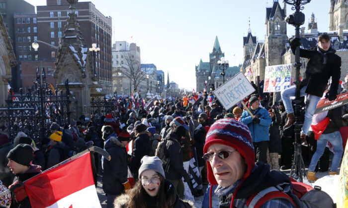 Los manifestantes abarrotan la calle Wellington y los alrededores de Parliament Hill en Ottawa el 29 de enero de 2022. (Noé Chartier/The Epoch Times)