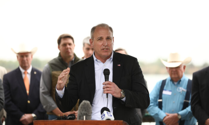 Mark Morgan, excomisionado en funciones de la CBP, en una conferencia de prensa en el Parque Anzalduas en Mission (Texas) el 30 de marzo de 2021. (Charlotte Cuthbertson/The Epoch Times)