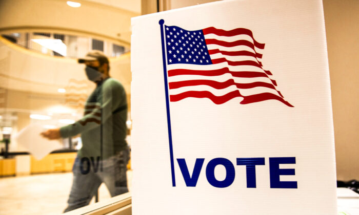 Un votante se va después de llenar su voto en el edificio de la Administración del Condado de Beltrami, en Bemidji, Minnesota, el 18 de septiembre de 2020. (Stephen Maturen/Getty Images)
