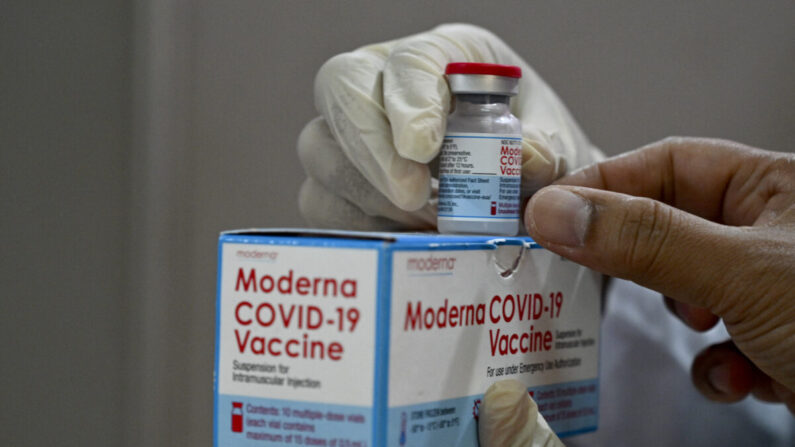 Un trabajador sanitario comprueba una caja de la vacuna de Moderna contra el COVID-19 donada por Estados Unidos, durante una campaña de vacunación de refuerzo en el hospital Zainoel Abidin de Banda Aceh, Indonesia, el 9 de agosto de 2021. (Chaideer Mahyuddin/AFP vía Getty Images)