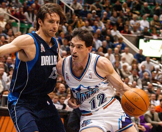 John Stockton (D) de los Utah Jazz se dirige a la canasta pasando a Steve Nash (I) de los Dallas Mavericks durante el segundo cuarto en Salt Lake City, Utah, 10 de diciembre de 2001. (George Frey/AFP/Getty Images) 