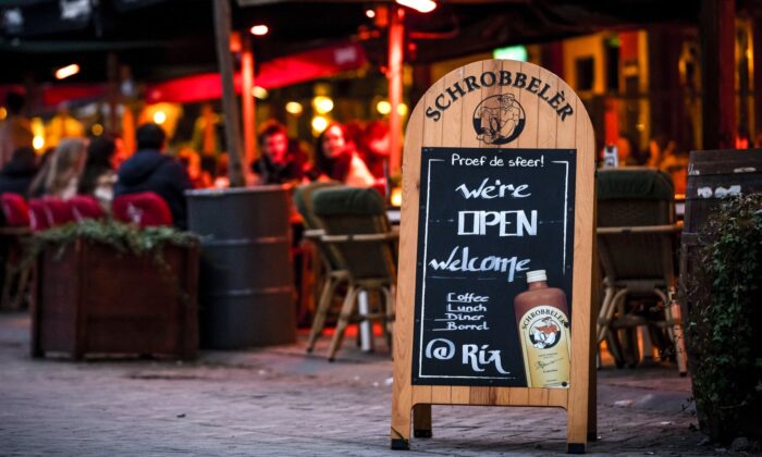 Los clientes comen y beben en una terraza en Tilburg, Países Bajos, el 26 de enero de 2022. (Rob Engelaar/ANP/AFP a través de Getty Images)