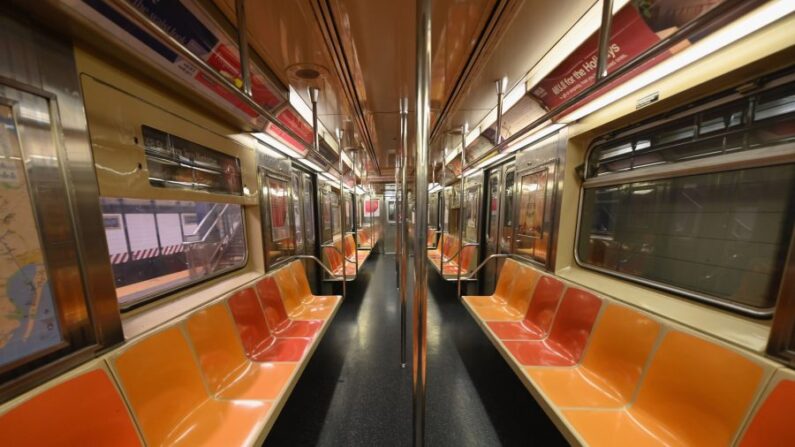  Un vagón del metro de Nueva York vacío se ve en la ciudad de Nueva York el 23 de marzo de 2020. (Angela Weiss/AFP vía Getty Images) 