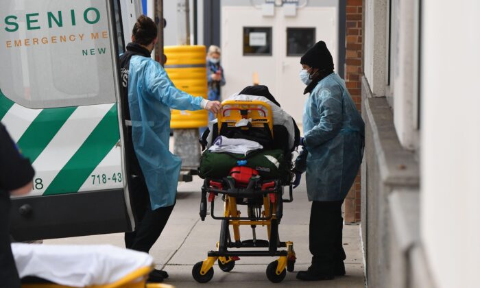 Trabajadores de la salud transportan a un paciente de una ambulancia al Centro Médico Maimonides, un hospital en la ciudad de Nueva York, el 4 de enero de 2021. (Angela Weiss/AFP vía Getty Images)
