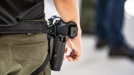 DOJ anuncia nueva regla para la seguridad y el almacenamiento de armas de fuego