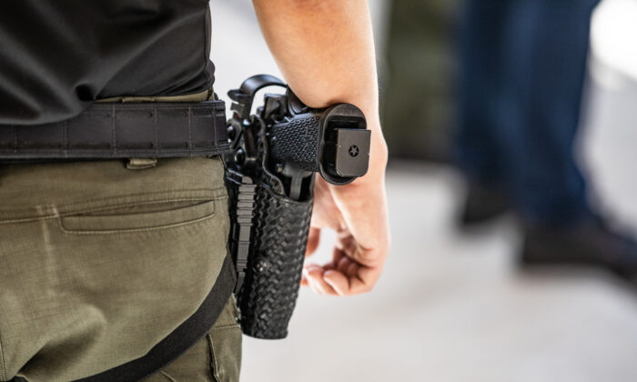 Un arma de fuego perteneciente a un oficial en el campo de tiro del Departamento del Sheriff del Condado de Orange, en Orange, California, el 30 de marzo de 2021. (John Fredricks/The Epoch Times)
