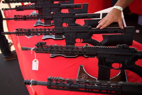 Un rifle estilo AR-15 legal en California se exhibe para su venta en la feria de armas Crossroads of the West en el recinto ferial del condado de Orange en Costa Mesa, California, el 5 de junio de 2021. (Patrick T. Fallon/AFP vía Getty Images)