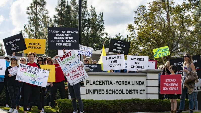 Padres y estudiantes se reúnen en protesta por la política del distrito escolar en las oficinas del Distrito Escolar Unificado de Placentia Yorba Linda en Placentia, California, el 18 de enero de 2022. (John Fredricks/The Epoch Times)