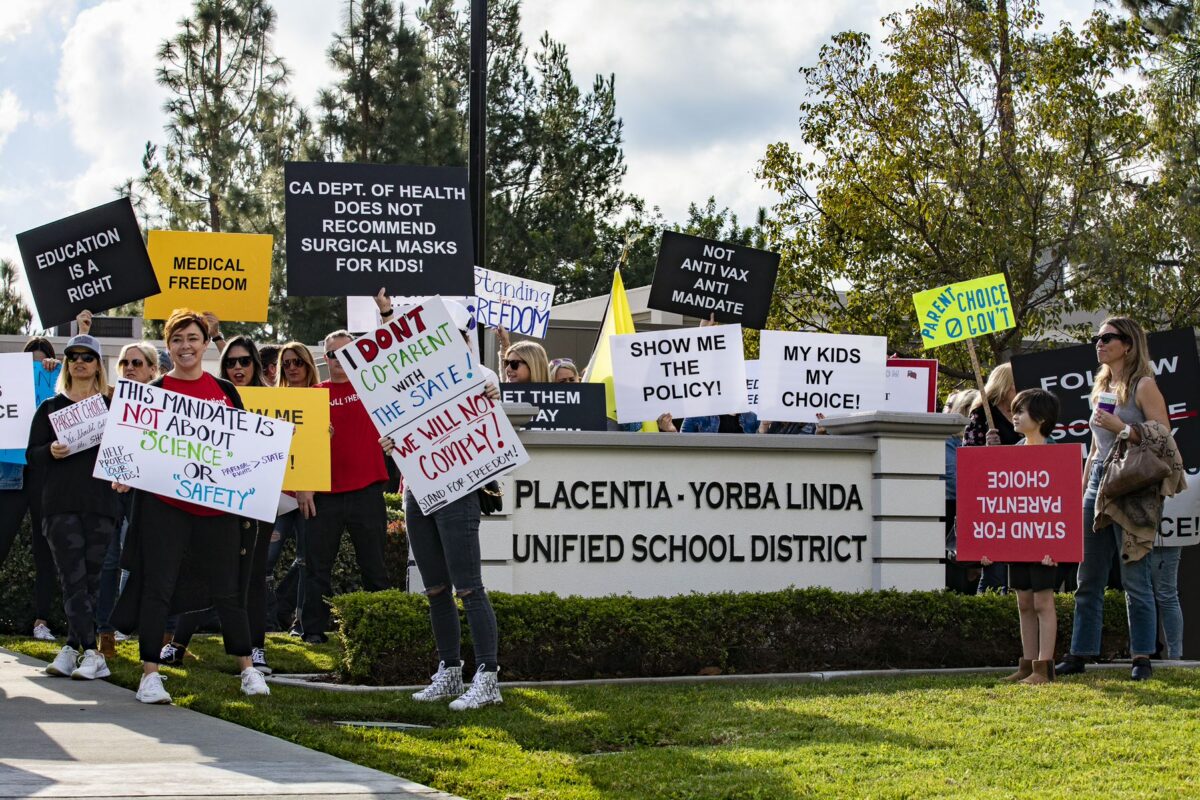 Padres del sur de California luchan contra las exigencias de mascarillas para los niños en las escuelas