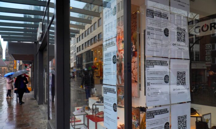 Códigos QR de reservas y reuniones en las ventanas de una tienda en una calle comercial del centro de Bremen, norte de Alemania, el 15 de marzo de 2021. (Patrik Stollarz/AFP a través de Getty Images)
