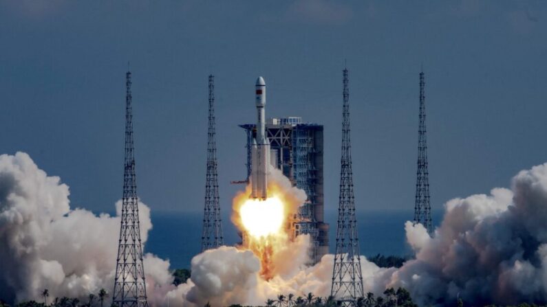 Un cohete Long March 7Y4 que transporta el buque de carga Tianzhou 3 se lanza desde el Centro de Lanzamiento Espacial Wenchang en la provincia de Hainan, al sur de China, con la misión de entregar suministros a la estación espacial Tiangong de China el 20 de septiembre de 2021. (STR/AFP a través de Getty Images)