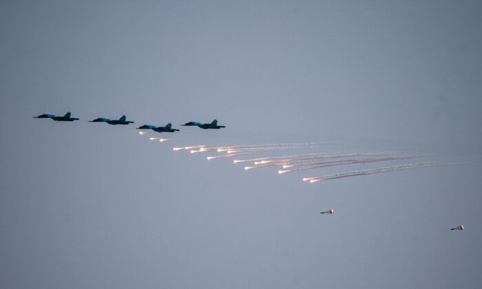 Aviones de combate rusos lanzan bombas sobre la base militar de Ashuluk, en el sur de Rusia, durante los ejercicios militares "Cáucaso-2020" con China e Irán, el 22 de septiembre de 2020. (Mitar Dilkoffl/AFP vía Getty Images)