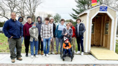 Jóvenes construyen refugio en parada de bus para proteger a niño en silla de ruedas del mal tiempo