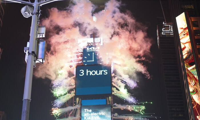 Victoria Christensen celebra la víspera del año nuevo 2022 en Times Square, en Nueva York, el 31 de diciembre de 2021. (Enrico Trigoso/The Epoch Times)