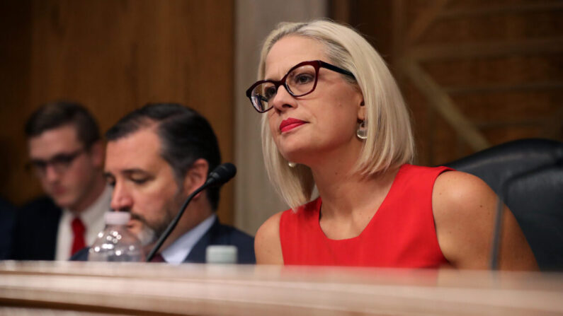 La senadora Kyrsten Sinema (D-Ariz.) durante una audiencia en el edificio de oficinas del Senado Dirksen en el Capitolio en Washington el 14 de mayo de 2019. (Chip Somodevilla/Getty Images)