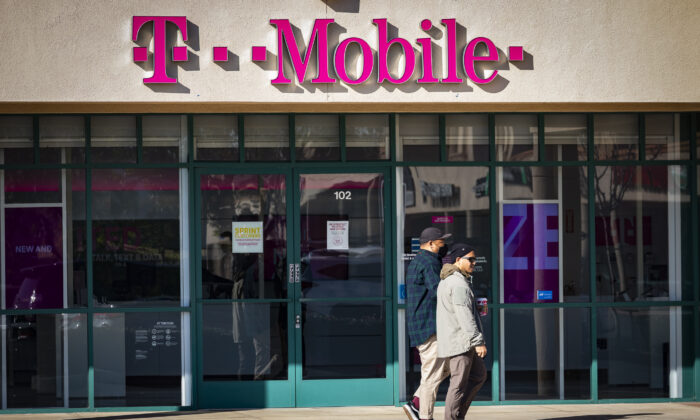 Una tienda T-Mobile que fue víctima de un robo con fuerza está abierta al público en Fountain Valley, California, el 27 de enero de 2022. (John Fredricks/The Epoch Times)