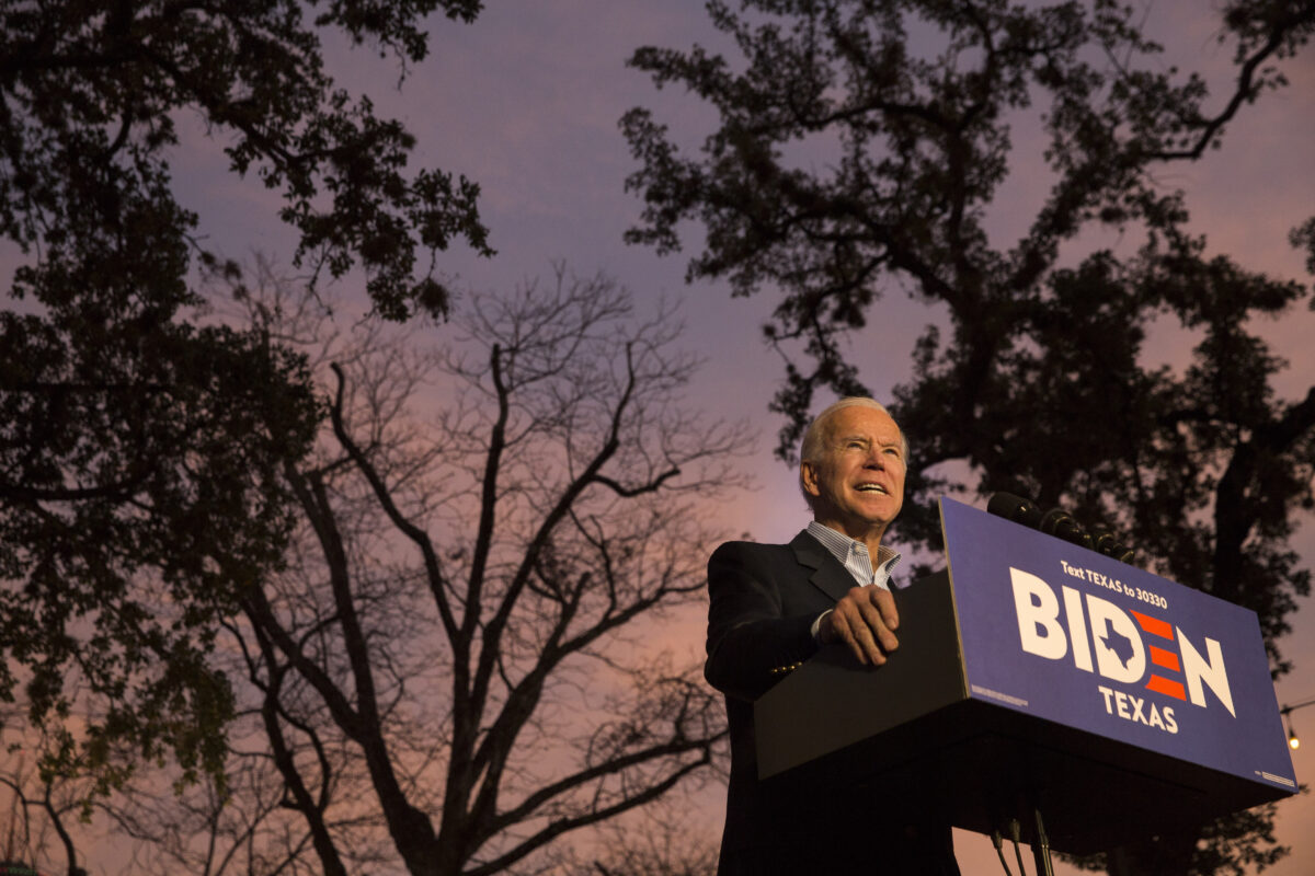 El entonces candidato presidencial demócrata Joe Biden habla en un evento comunitario mientras hace campaña en San Antonio, Texas, el 13 de diciembre de 2019 (Daniel Carde / Getty Images).