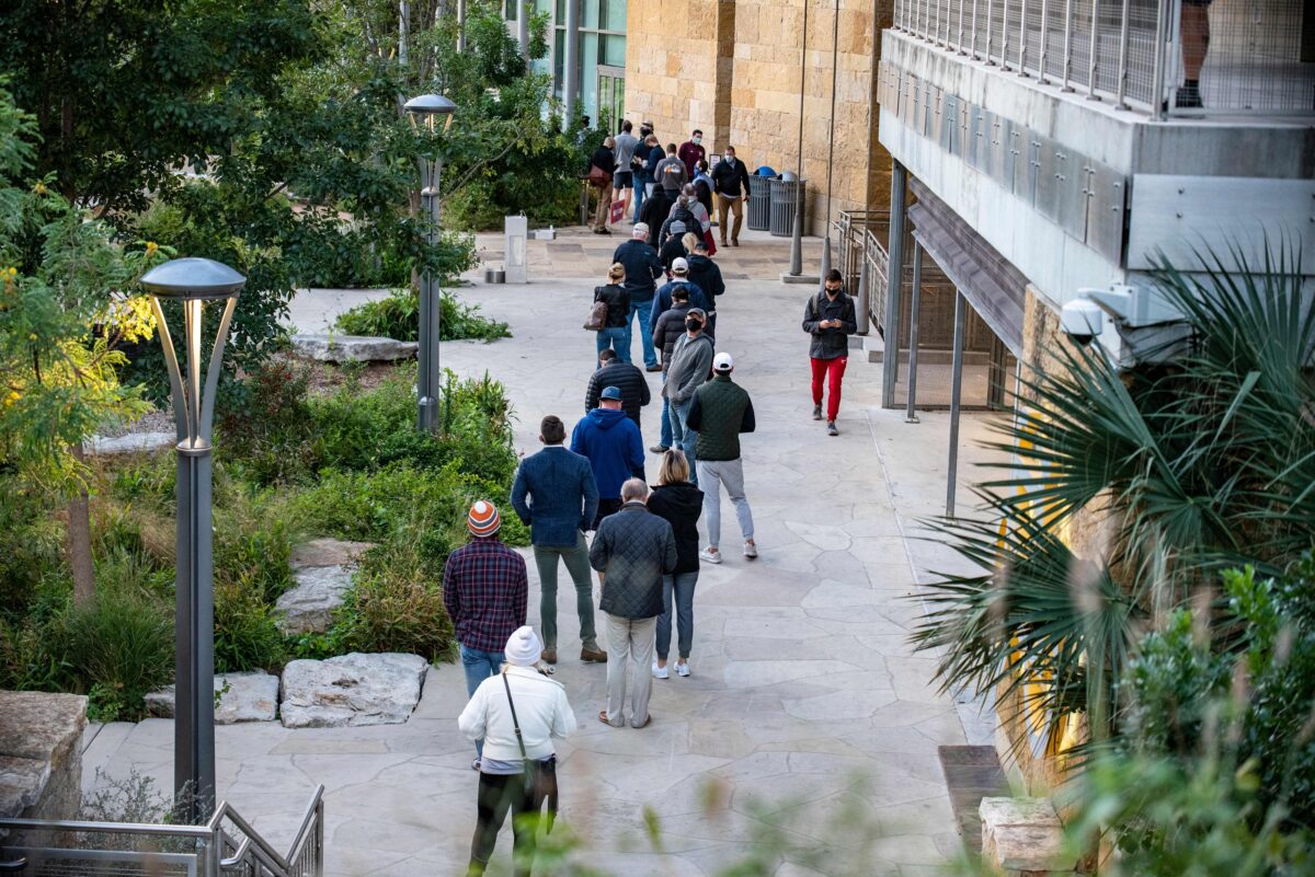 Votantes esperan en la fila para emitir su voto en Austin, Texas, el 3 de noviembre de 2020 (Sergio Flores / AFP a través de Getty Images).