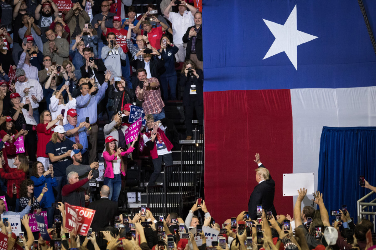 El presidente Donald Trump sube al escenario para una manifestación en apoyo del senador Ted Cruz (R-Texas) en el Toyota Center en Houston, Texas, el 22 de octubre de 2018 (Loren Elliott / Getty Images).